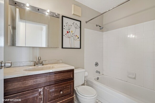 Building Photo - 111 W Maple St