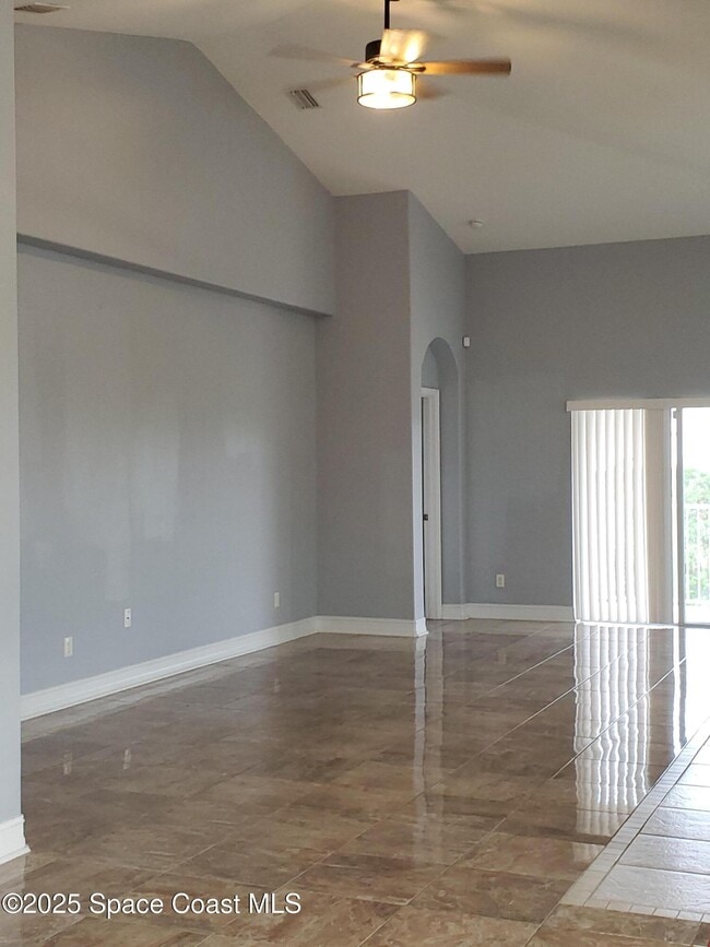 Building Photo - 1045 Venetian Dr