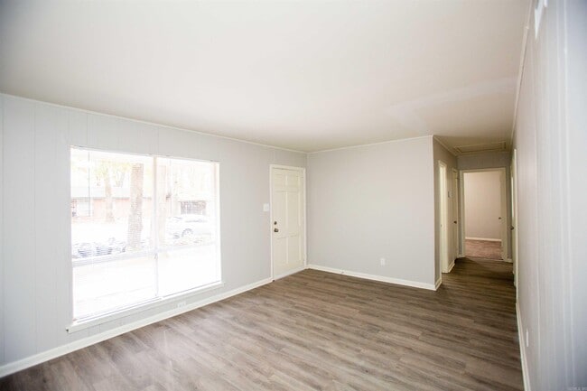 Building Photo - 10 Timber Ln