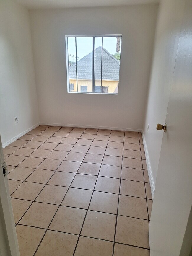 Foto del edificio - 627 1/2 W 56th St