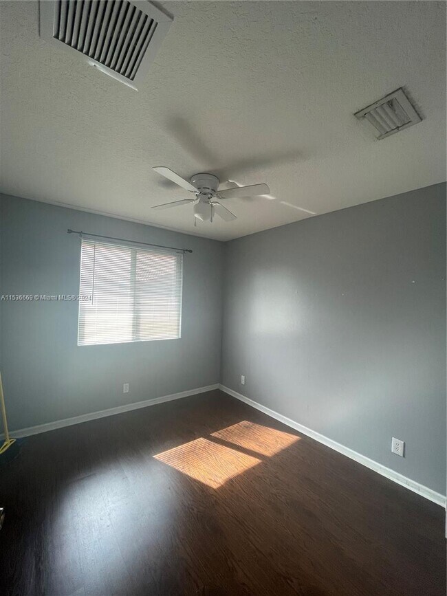 Building Photo - 3124 Coral Ridge Dr