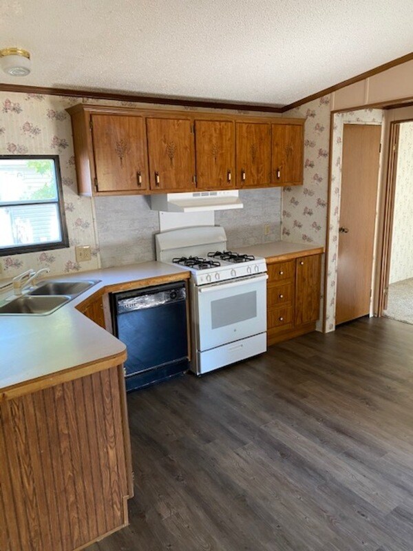 Building Photo - 1410 West Dr