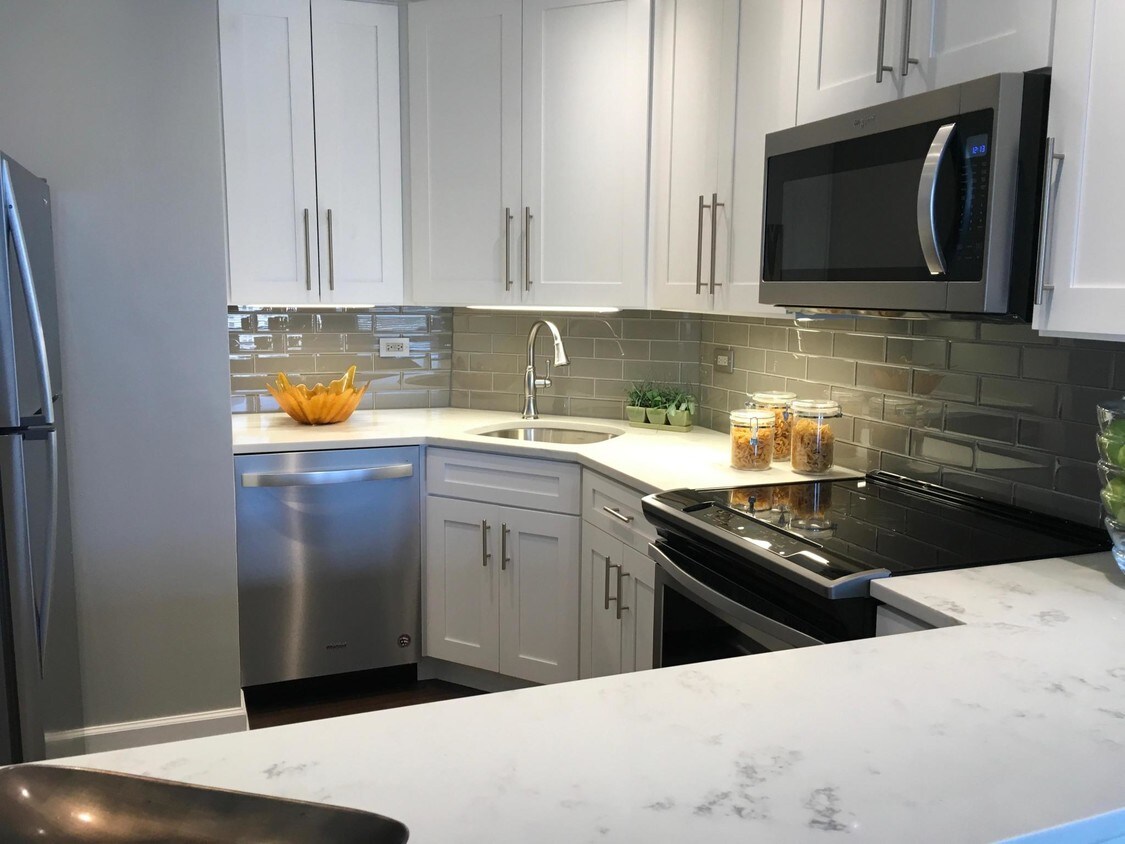 Primary Photo - 2150 N Lincoln Park W