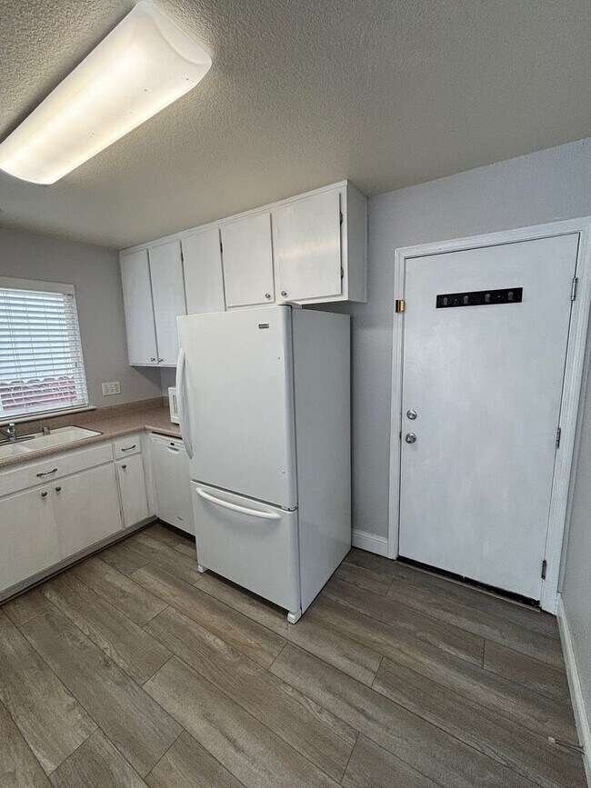 Building Photo - 2 Bedroom 2.5 Bathroom Townhome located in...