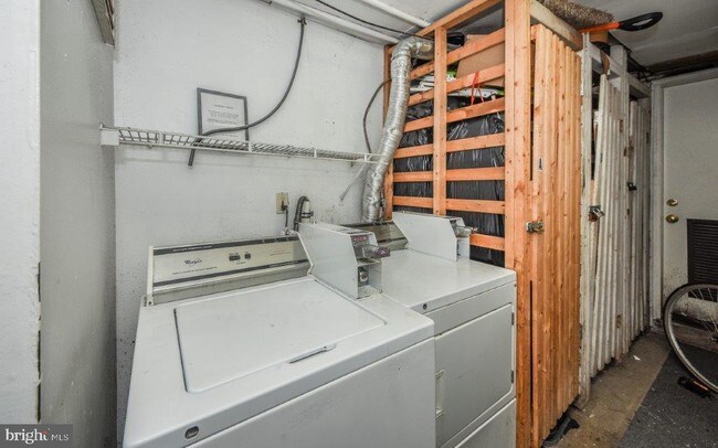 Building Photo - 309 W Poplar St