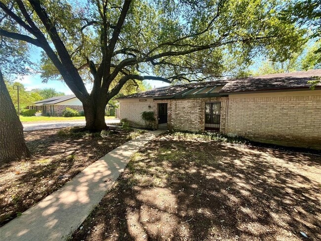 Building Photo - 2307 Monarch Dr