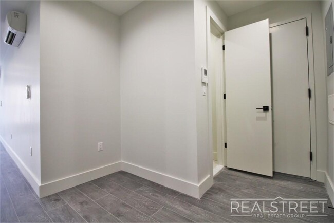Foto del edificio - Brand New 1 BED in Crown Heights
