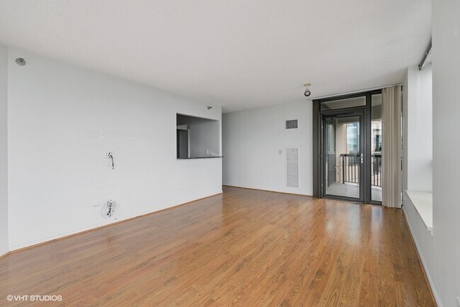 Building Photo - 400 N La Salle Dr