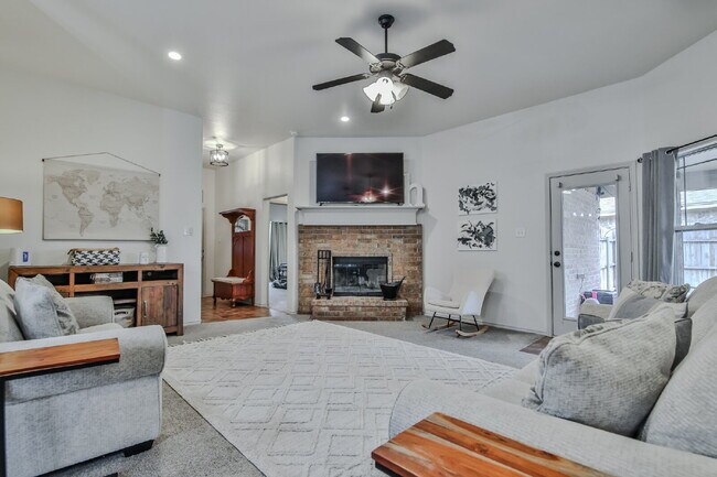Building Photo - Spacious South Lubbock Home in Fox Ridge!