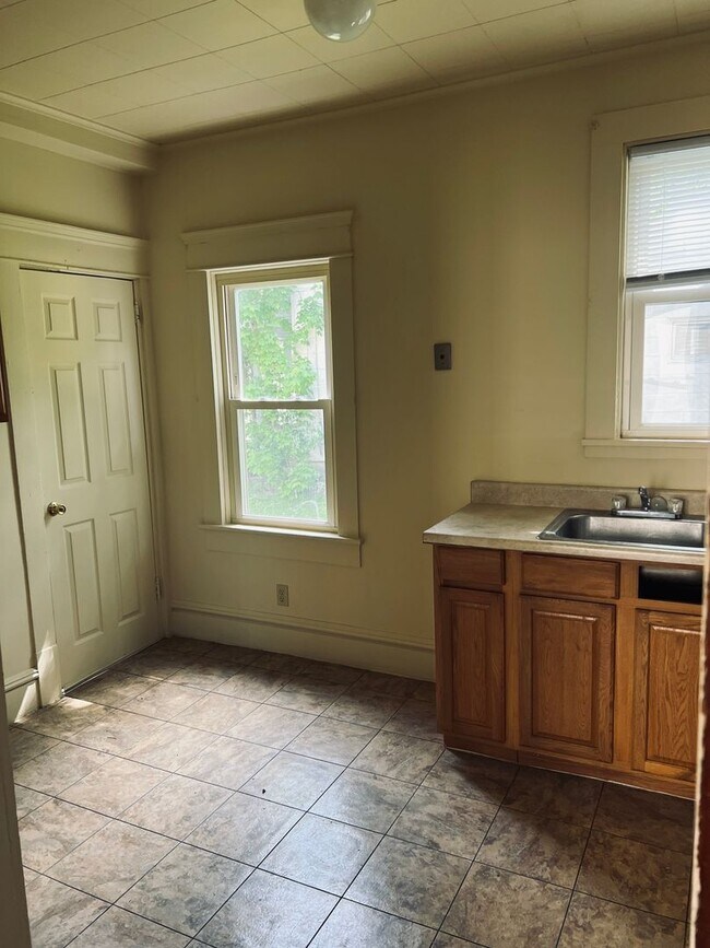 Building Photo - Large 3 bedroom Single Family Home