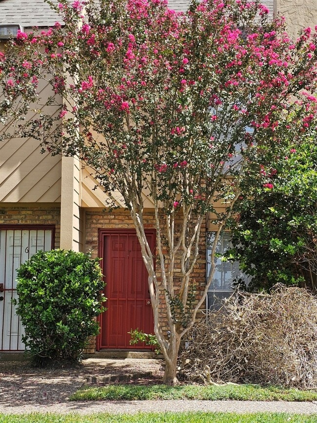 Building Photo - 3303 W Greenridge Dr