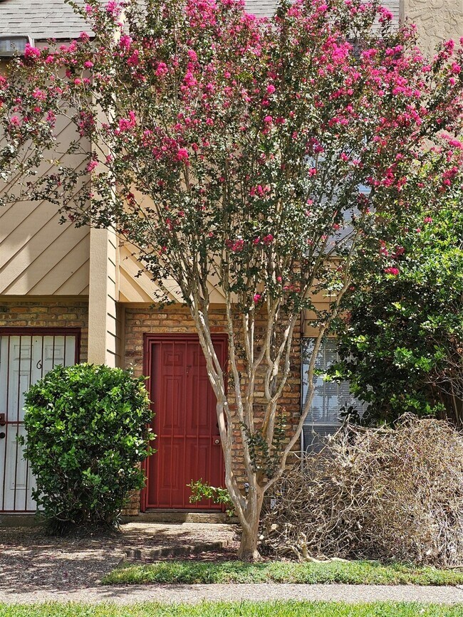 Building Photo - 3303 W Greenridge Dr
