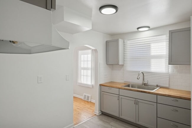 Building Photo - 11285 Lakepointe St