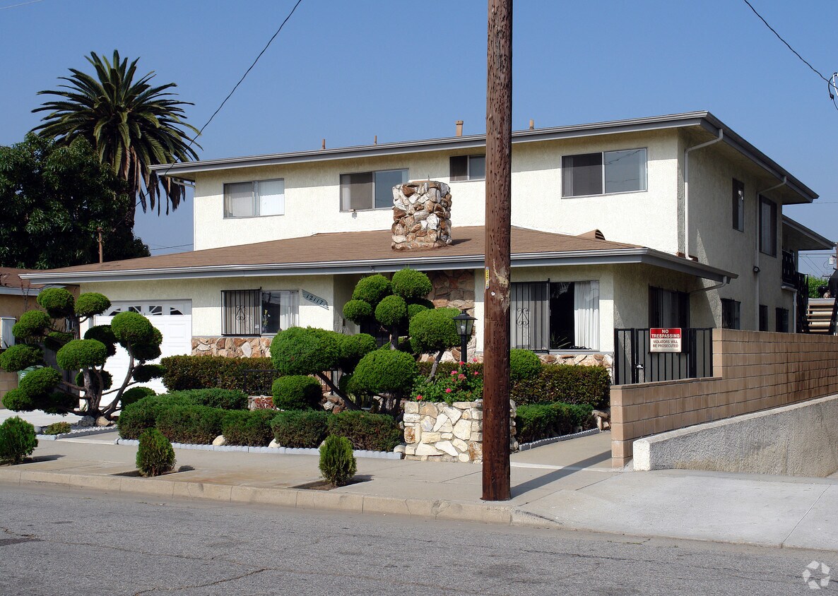 Building Photo - 12117 York Ave