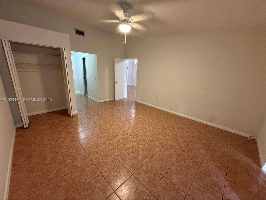 Foto del edificio - 3325 Oak Dr