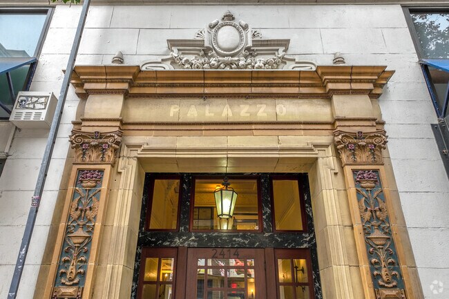 Entrada y puerta del edificio - 2414 Telegraph LLC