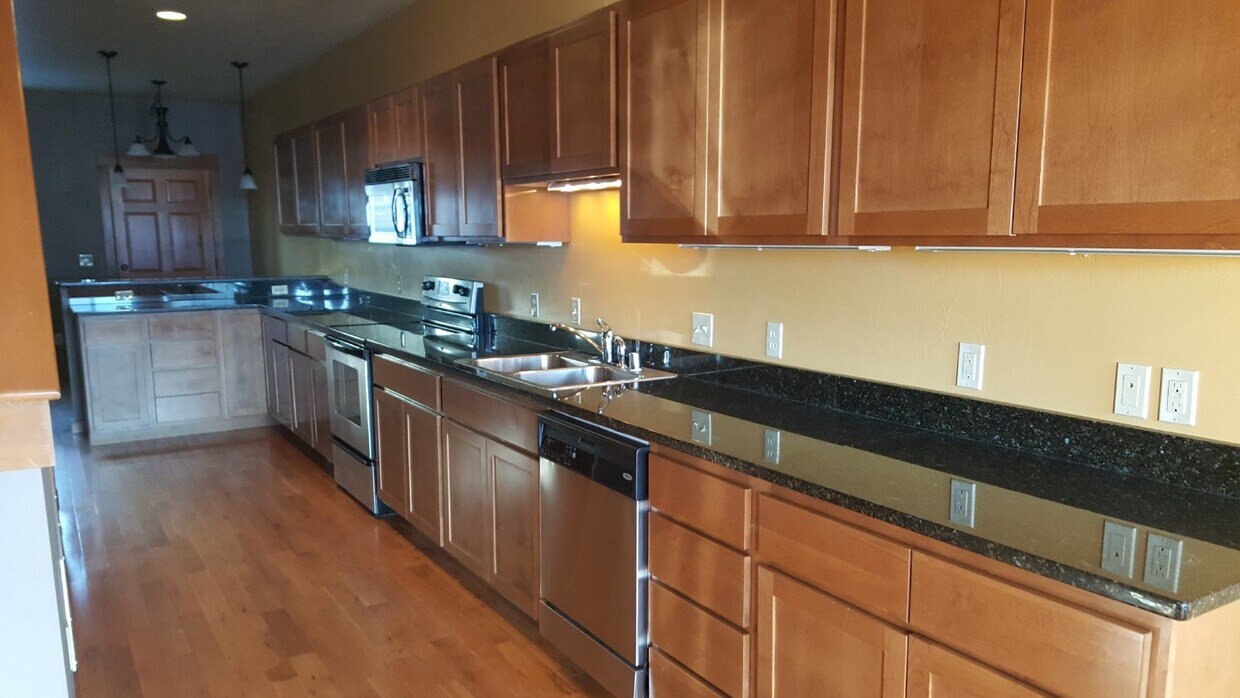 Building Photo - GORGEOUS, Spacious 3 bedroom, 2.5 bath condo