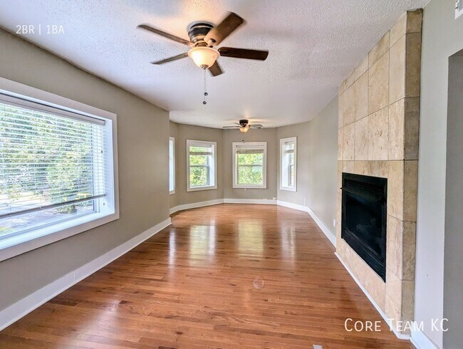 Building Photo - Top floor 2 Bedroom in West Plaza