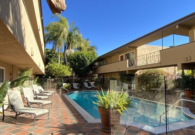 Building Photo - 970 Palm Ave