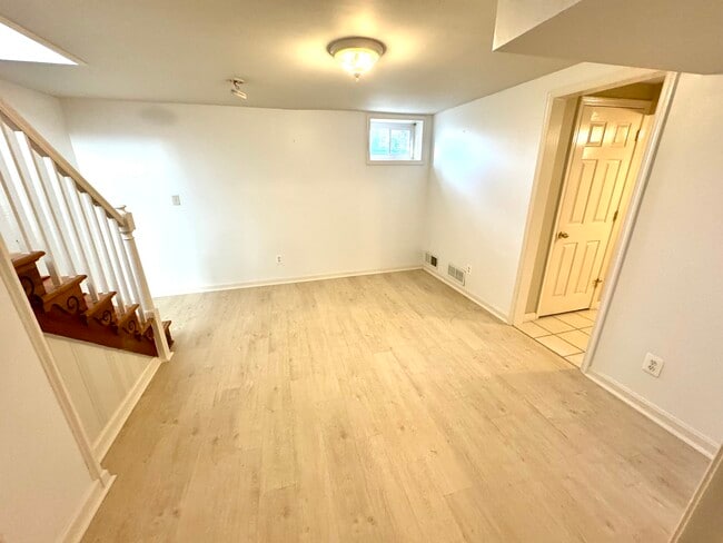 Sala de estar o dormitorio (nuevos azulejos con diseño de madera clara) - 201 E Indian Spring Dr