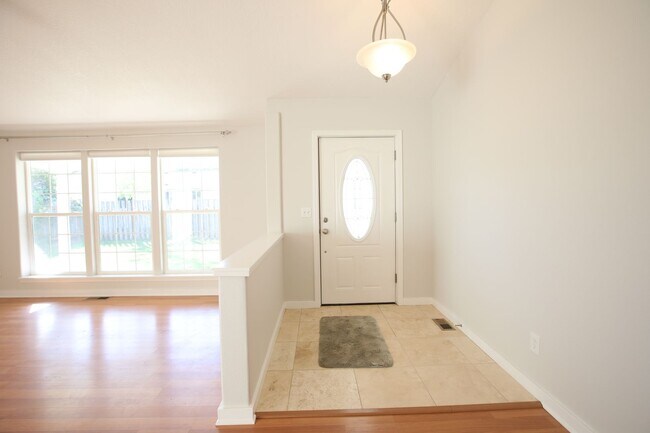 Foto del edificio - Updated 4-Bedroom Home with Huge Backyard ...
