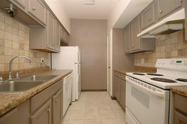 Building Photo - 7284 Regency Square Blvd
