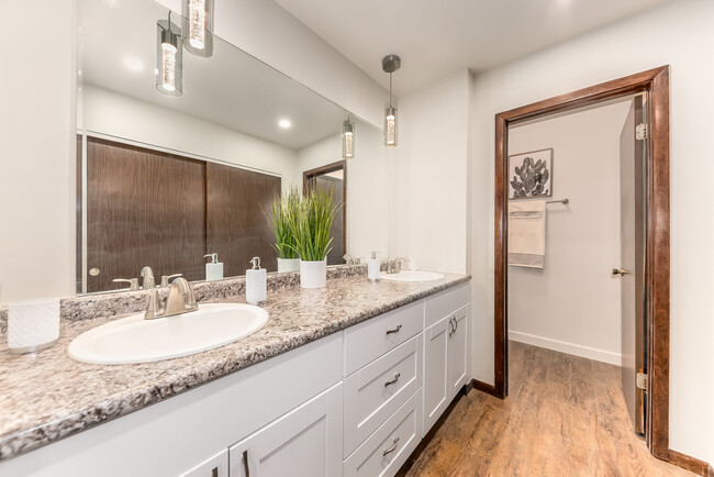Building Photo - 8533 W Sun Valley Dr