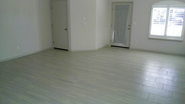 Foto del edificio - Immaculate Single Level Northeast Home With Refrigerated Air Located In Quiet Neighborhood