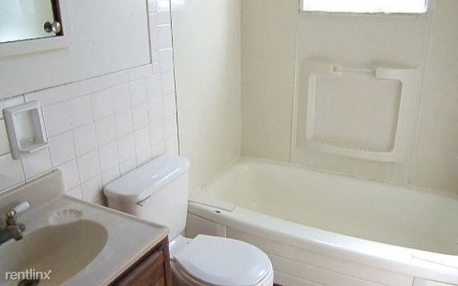 Building Photo - 2 br, 1 bath Townhome - 876 Woodhill Dr