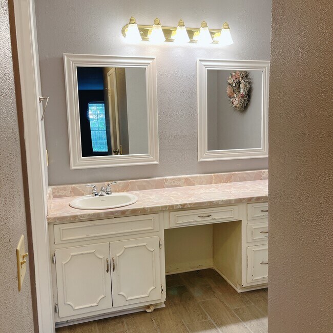 Building Photo - 3425 Vagas Dr