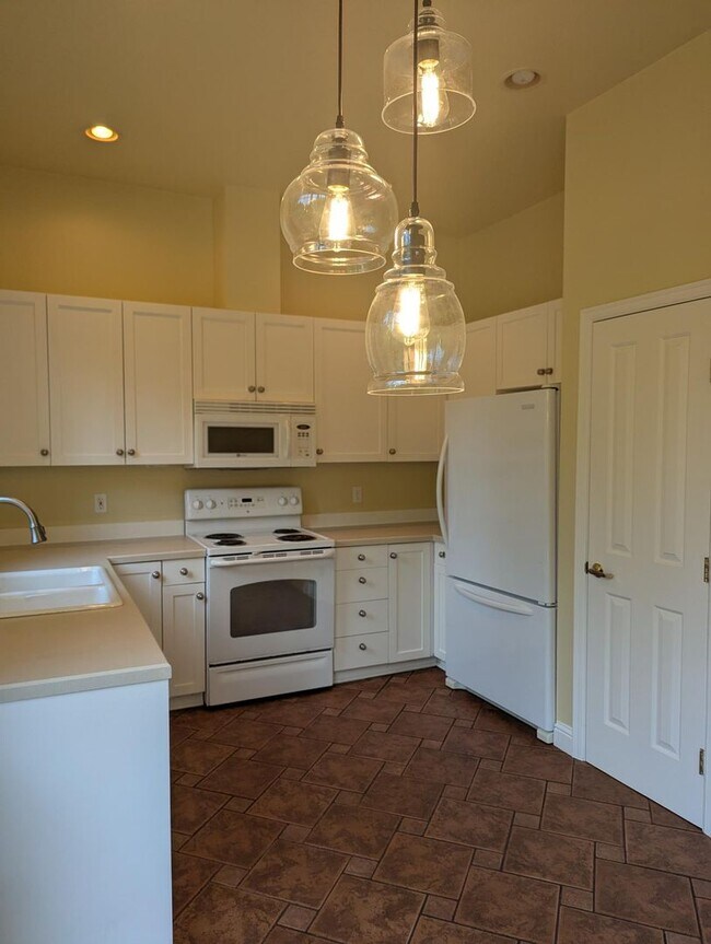 Foto del edificio - Modern 2-Bed, 2-Bath Condo in Klahanie – E...
