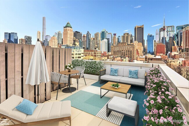 Building Photo - 415 W 44th St