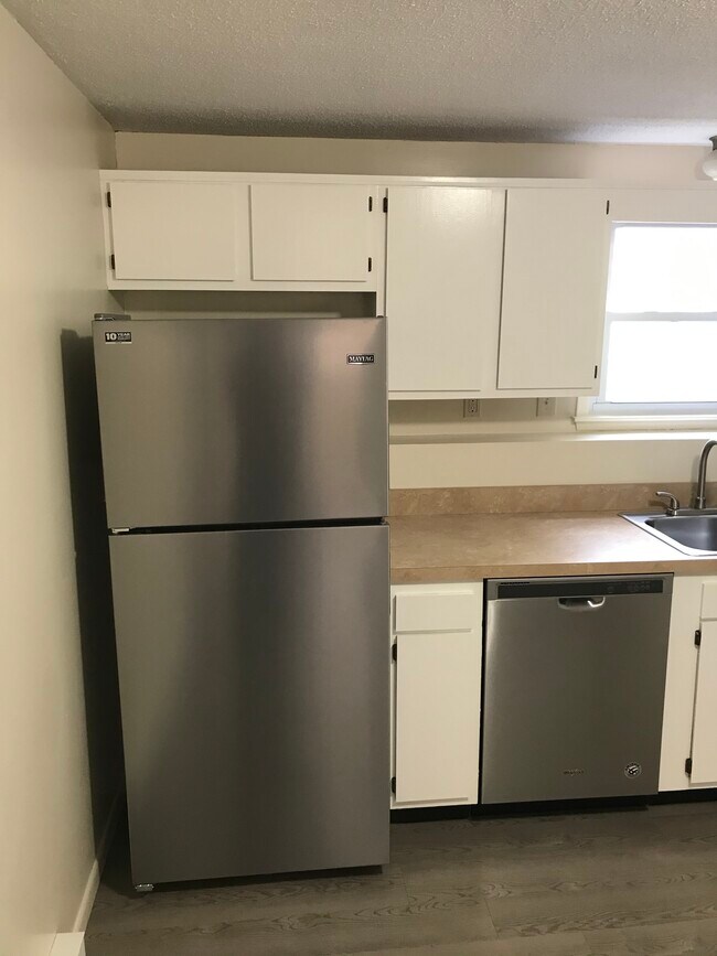 Building Photo - 851 Mammoth Rd