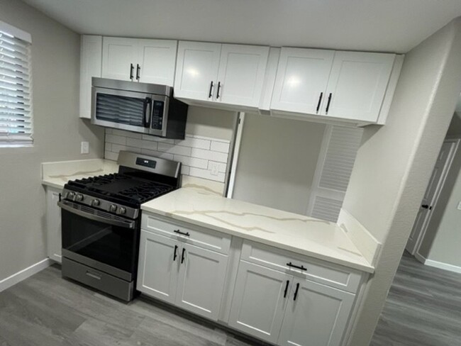 Building Photo - MUST SEE!  Renovated Townhome in Lemon Gro...