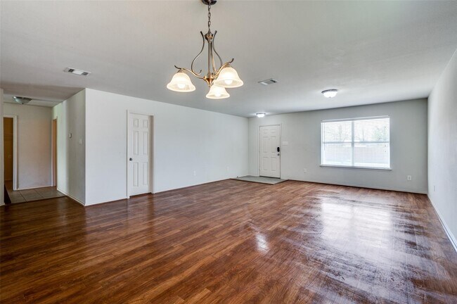 Foto del edificio - 2021 Laughlin Rd