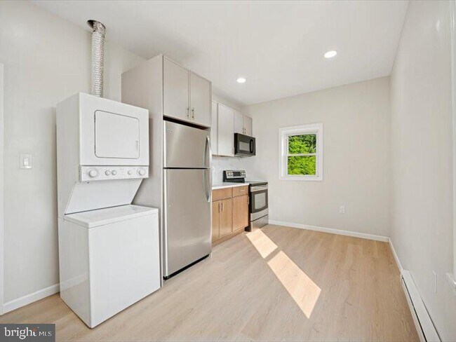 Building Photo - 931 E Woodlawn St