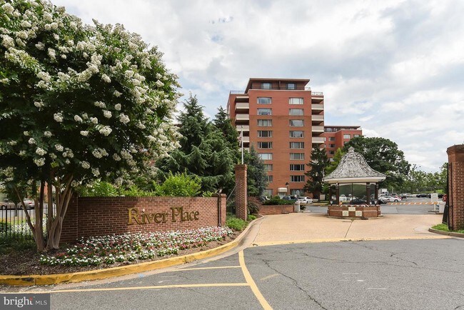 Foto del edificio - 1021 Arlington Blvd