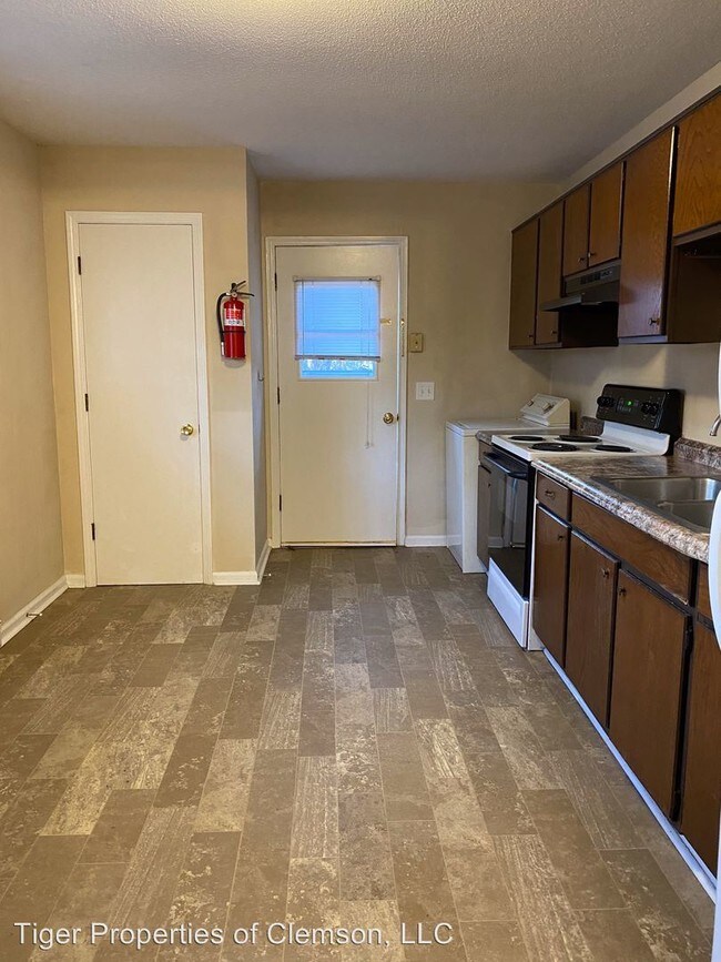 Building Photo - 2 br, 1 bath Room For Rent - 220 Vickery Dr