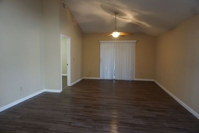 Building Photo - 3/2 Single Story Duplex with Garage