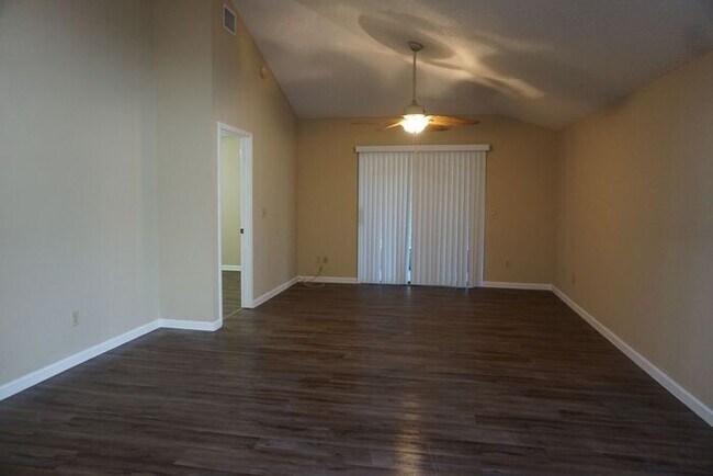 Foto del edificio - 3/2 Single Story Duplex with Garage