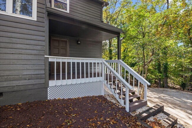 Building Photo - Beautifully updated and freshly painted 3-...