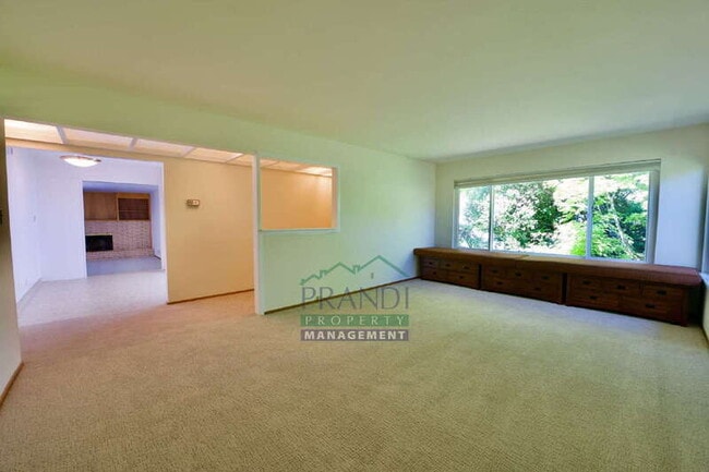 Building Photo - 868 Las Pavadas Ave