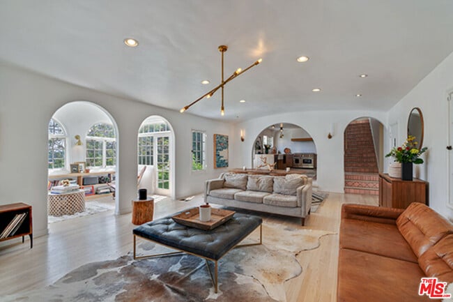 Foto del edificio - 6402 Ivarene Ave