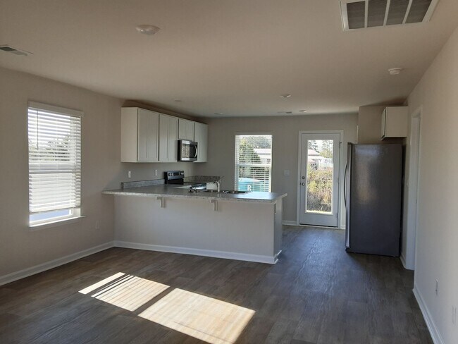 Building Photo - 3 bedroom / 2 bath Brand New Smart Home