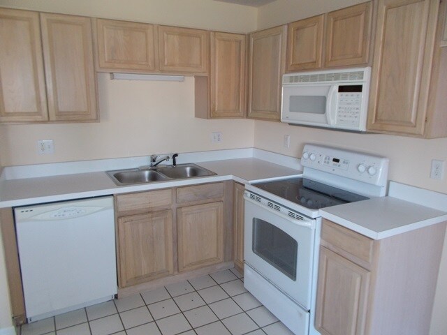 Building Photo - 1188 N Fairway Dr