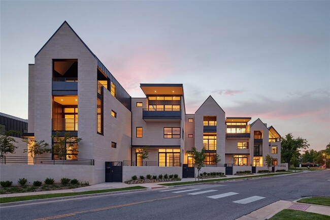 Building Photo - 1229 N Dewey Ave