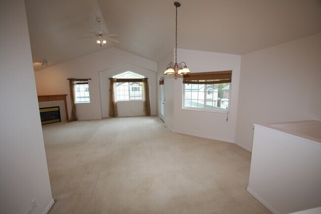 Foto del edificio - 4 Bedroom Eagle River Home!