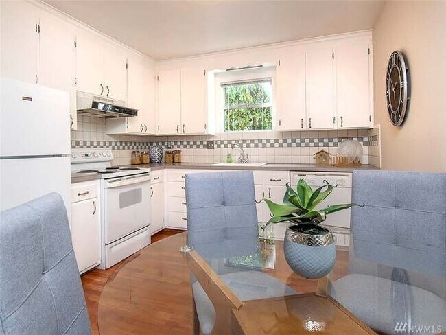 Building Photo - Beautiful Queen Anne Condo
