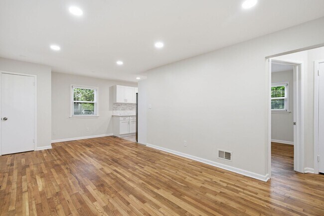 Building Photo - 18 Grandin Cir