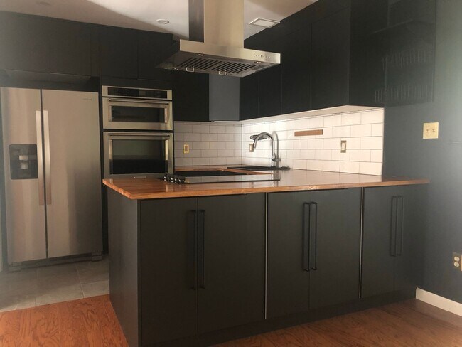 Foto del edificio - Well Maintained & Updated - 3 BR - Reston Metro